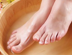 Ngâm chân nước nóng là cách chữa rối loạn tiền đình hiệu quả