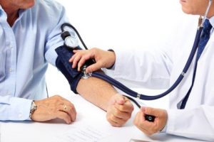 Người bị huyết áp thấp cần được kiểm tra thường xuyên