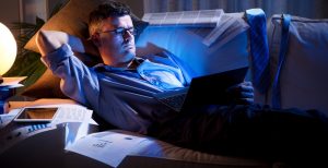 Thức khuya khiến cơ thể suy nhược